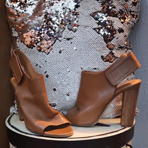 Vince VINCE Heels - Picture 1 of 3